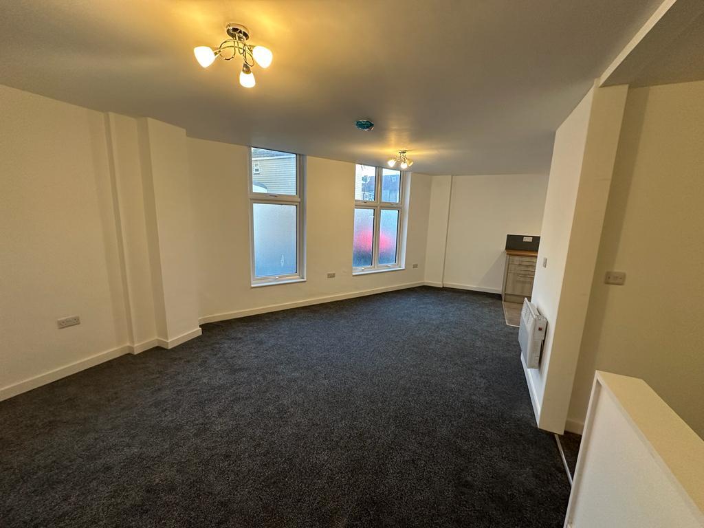Lot: 86 - STUDIO FLAT IN CENTRE OF BOGNOR REGIS FOR INVESTMENT - Living Room before tenant moved in